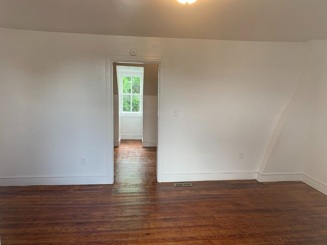 Foto del edificio - Newly Renovated 3 Bedroom with Parking! Vi...