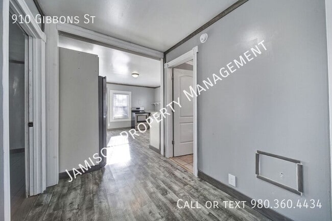 Building Photo - 910 Gibbons St
