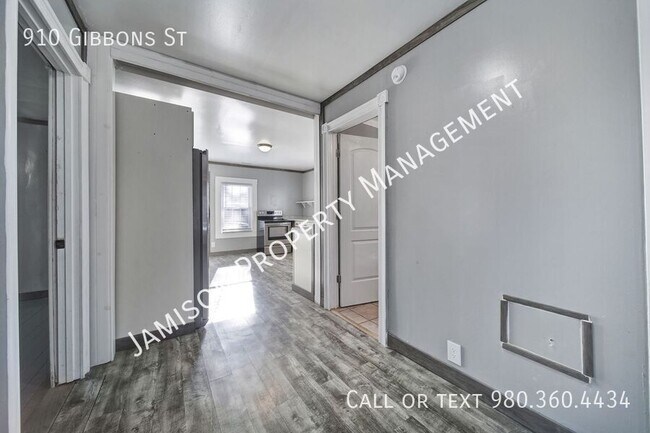 Foto del edificio - 910 Gibbons St