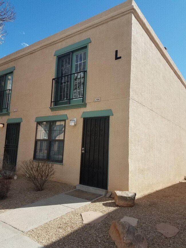 Fachada de la casa adosada - 3301 Monroe St NE