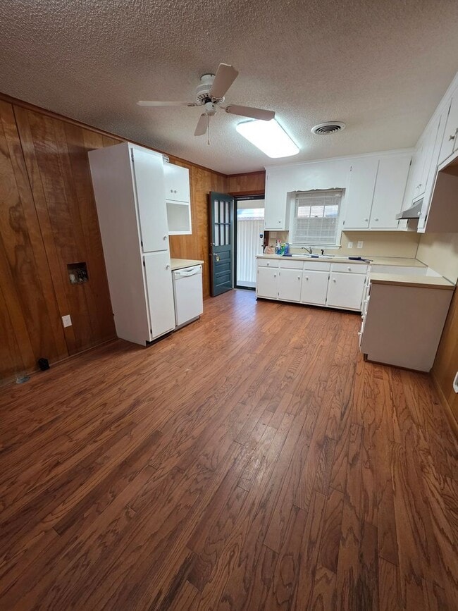 Building Photo - 3 BR with Den & Carport!