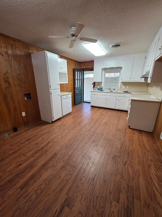 Foto del edificio - 3 BR with Den & Carport!