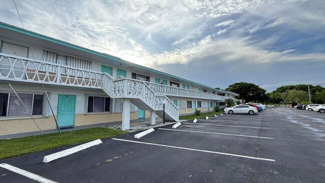 Building Photo - 2102 Lake Osborne Dr