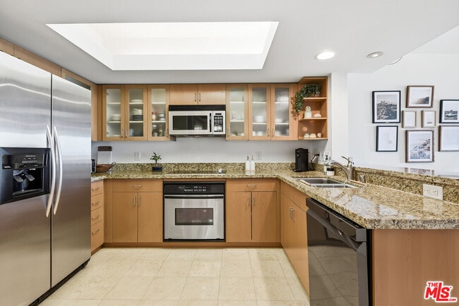 Building Photo - 13700 Marina Pointe Dr