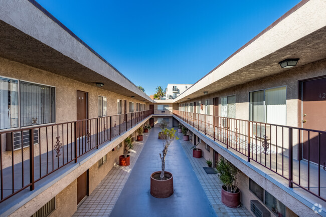 Patio interior - North Madison Apartments