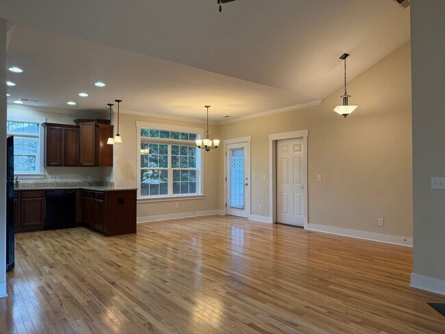 Foto del edificio - Townhouse walking distance to Black Mountain available now!