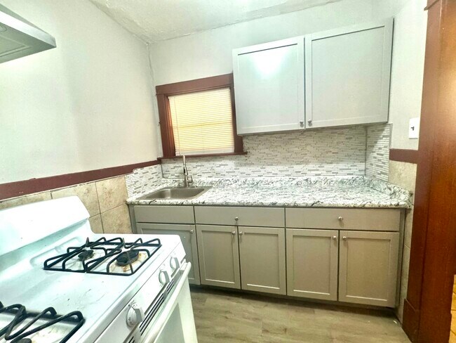 Foto del edificio - 4055 Tholozan Ave