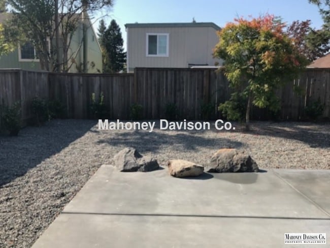 Building Photo - 613 Maria Dr