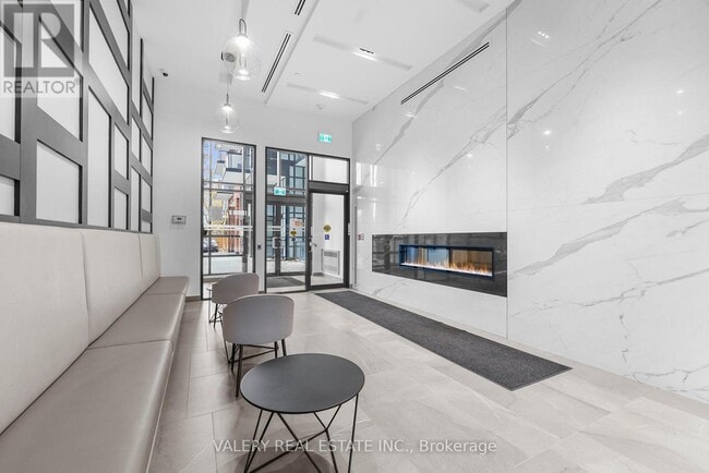 Building Photo - 681 Yonge St