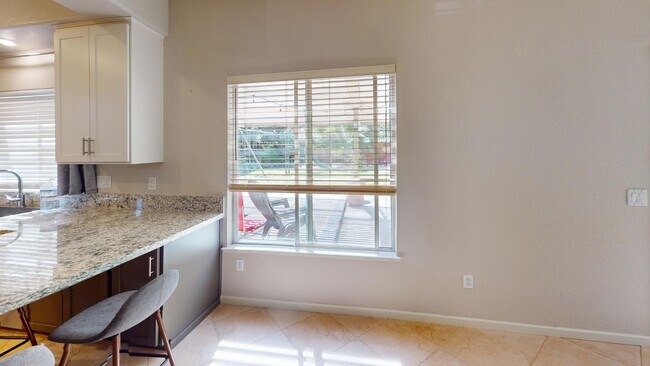 Building Photo - Executive Beauty in Brentwood