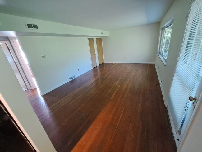 Foto del edificio - 2827 Charing Rd