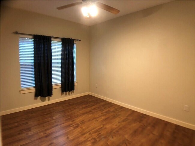 Foto del edificio - 2106 Cullen Ave
