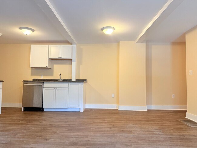 Foto del edificio - DOWNSTAIRS Charming 4BR Downtown Milford Home Just Steps from the Riverwalk!