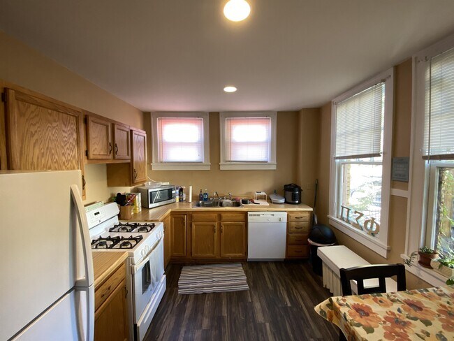 Building Photo - 905 Gompers Ave
