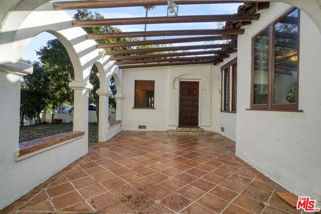 Foto del edificio - 449 N Sweetzer Ave