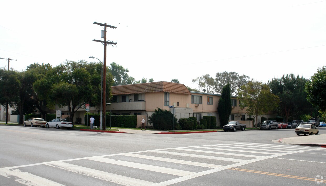 Apartamentos en 13850 Victory Blvd. - 13850 Victory Blvd