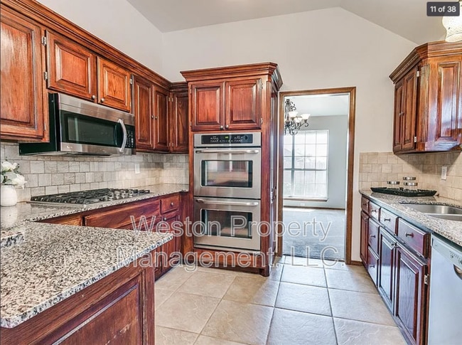 Photo - 18120 Chestnut Oak Dr House