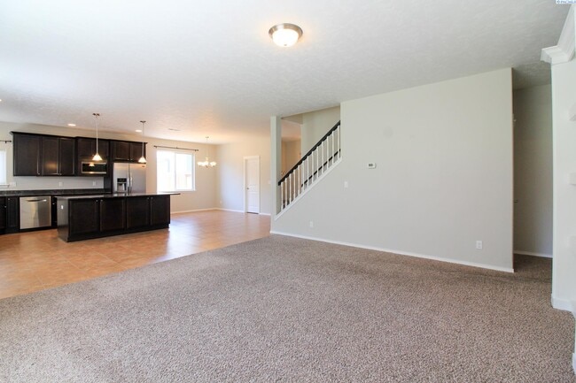 Building Photo - 6 Bed/3 Bath + an Office House in West Ric...