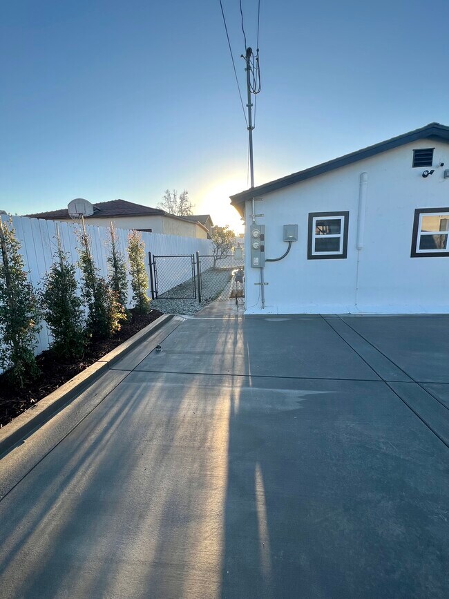 Entrada privada y patio para casa. - 2016 N Ave