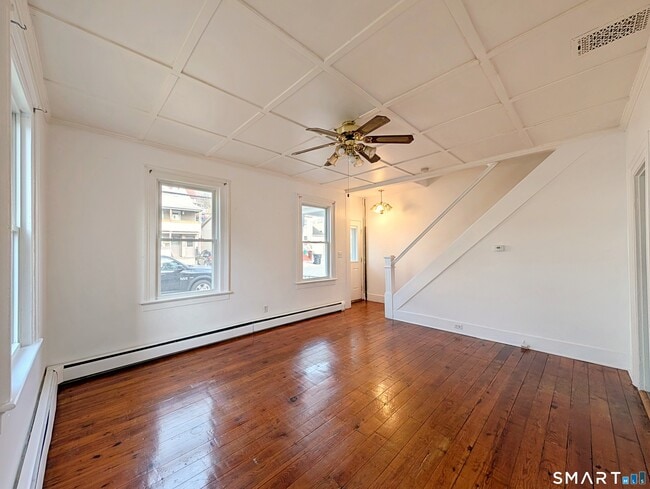 Building Photo - 102 Elm St