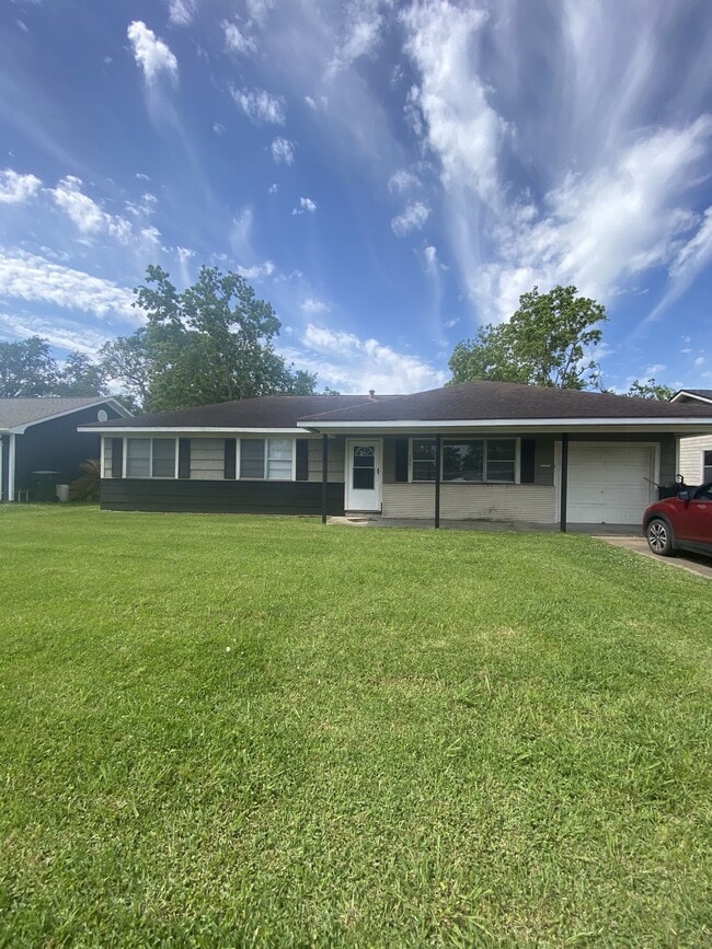 Building Photo - 2901 Rose Ln