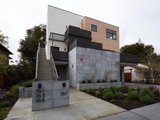 Building Photo - 761 University Dr