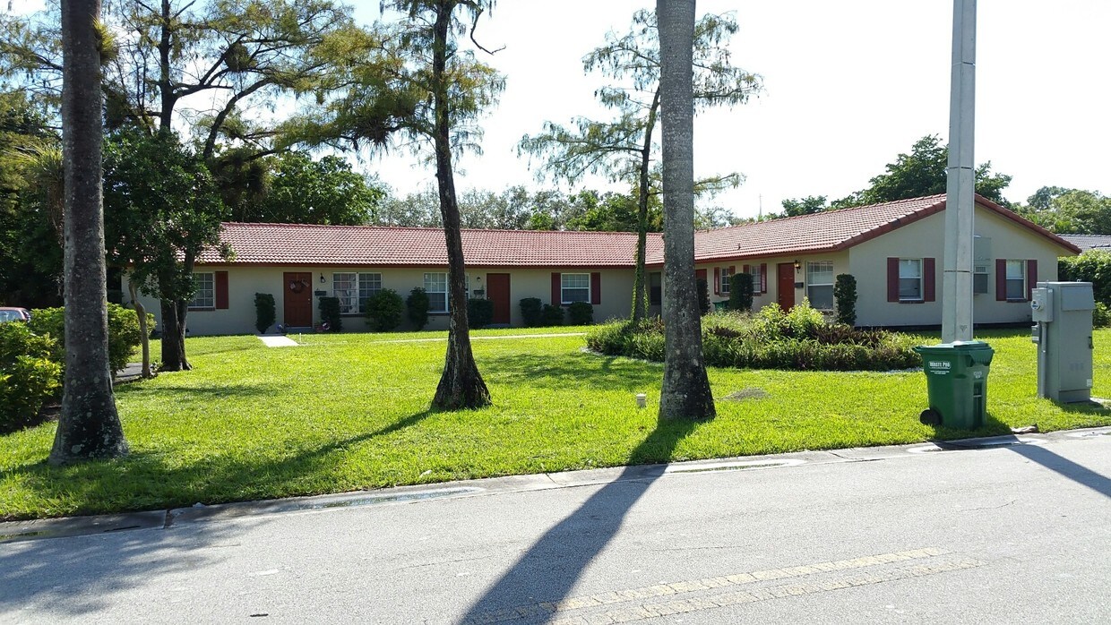 Foto principal - 8700 W Sample Rd