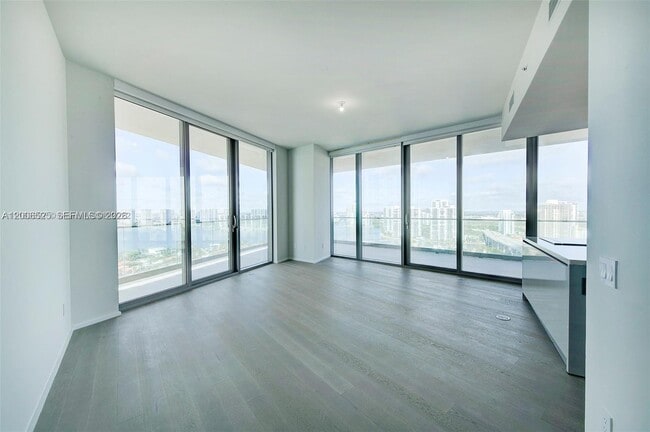 Foto del edificio - 18975 Collins Ave