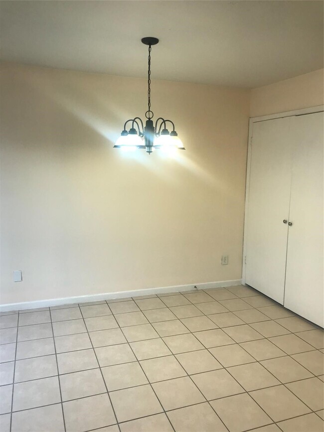 Foto del edificio - 8646 Maplecrest Dr