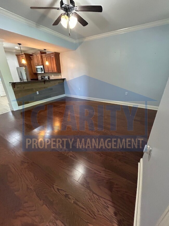 Building Photo - Great modern townhome with fenced in yard!