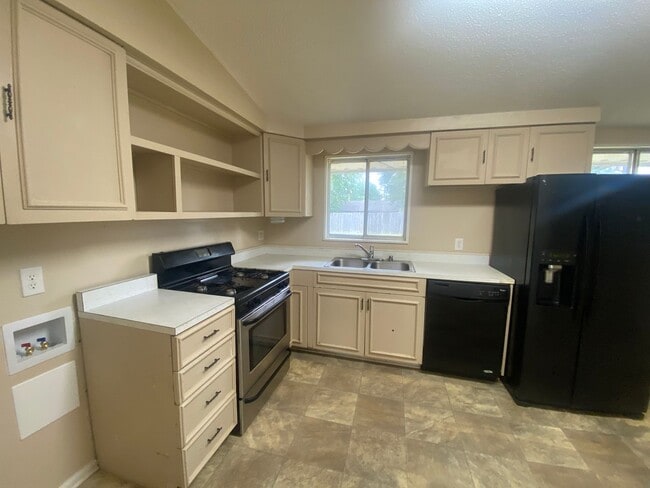 Building Photo - 3 Bed 1.5 Bath House