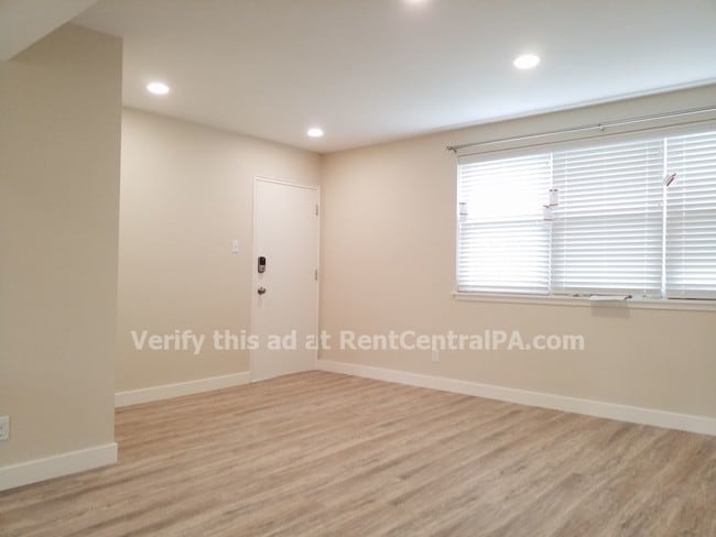 Building Photo - 412 S College St Apt 304