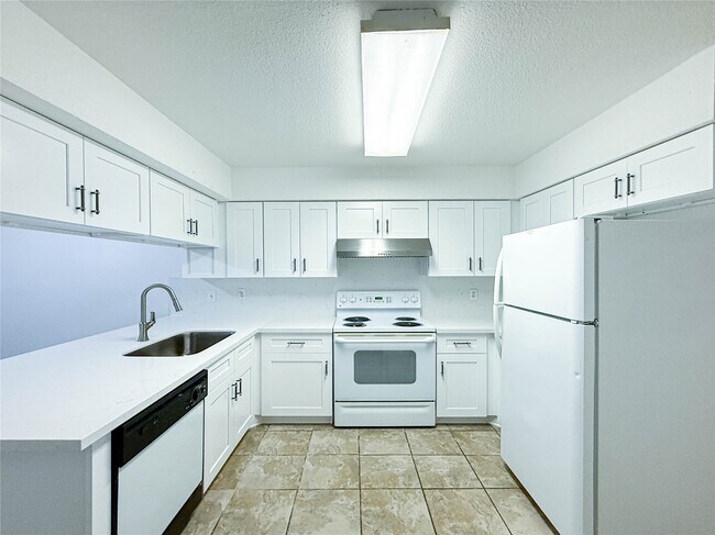 Building Photo - 9201 Clarewood Dr