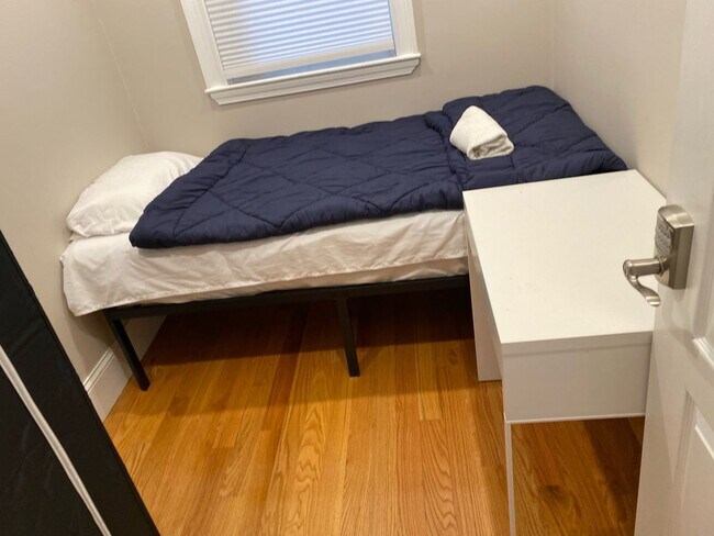 Foto del edificio - Huge 8 bedroom 9 bathroom apartment near Boston College