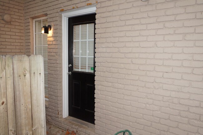 Foto del edificio - Nice 2 bed 1.5 bath condo located in Atlanta