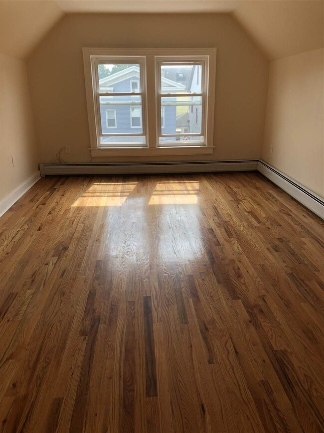 Building Photo - 27 E 3rd St