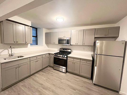 Foto del edificio - 3 bedroom in BRONX NY 10459