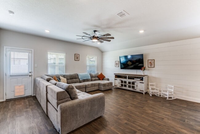 Building Photo - 816 Indigo Wy