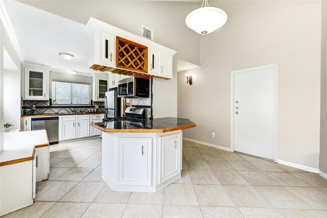 Building Photo - 5255 Beaverbrook Dr