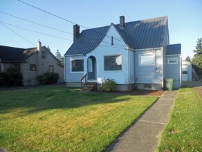 Building Photo - 2817 W Maplewood Ave