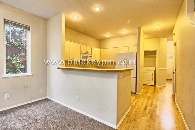 Building Photo - 2 Bed, 2.5 Bath Townhome Near Willamette Park