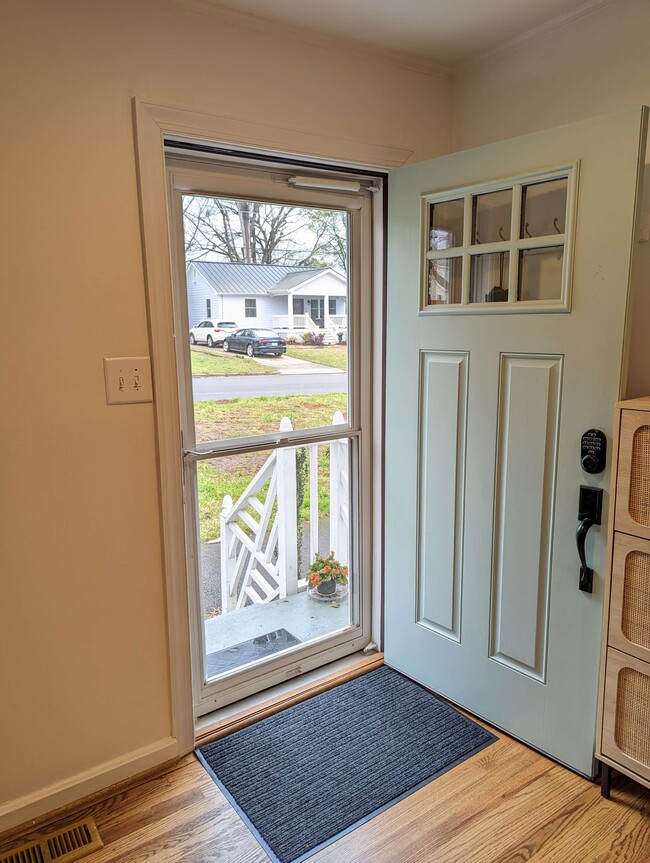 Building Photo - 1805 Bennett St