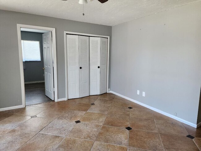 Foto del edificio - 2 Bedroom 2 Bath Home Fenced Backyard!! Ca...