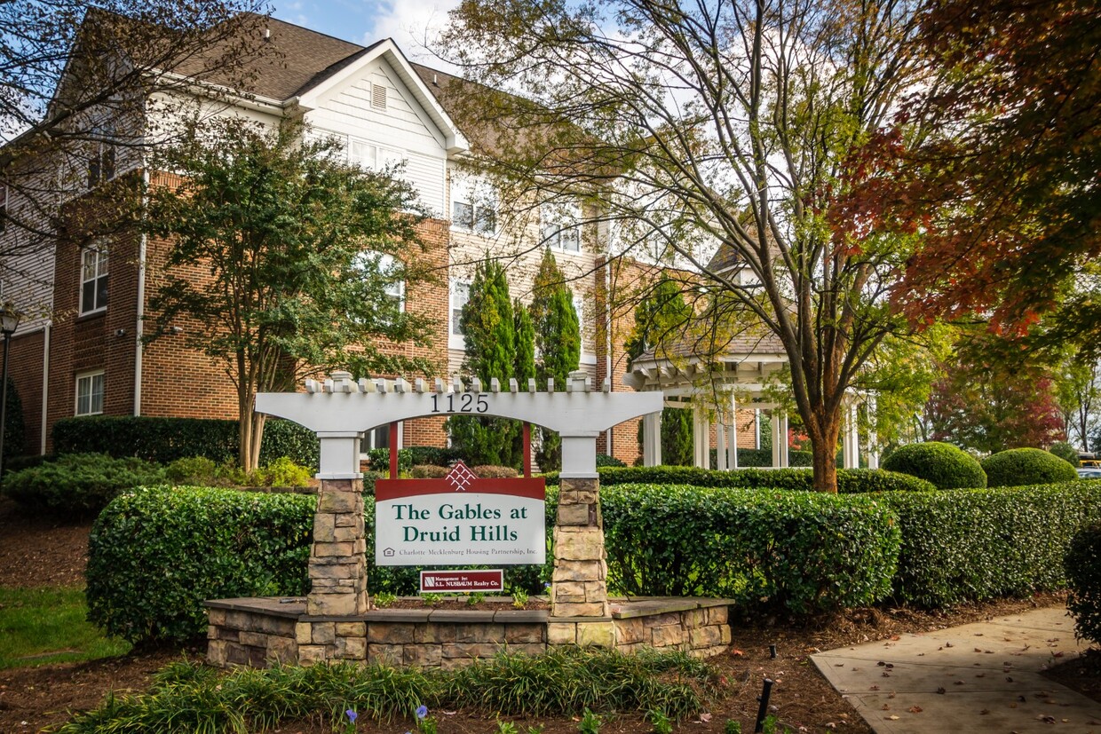 Foto principal - The Gables at Druid Hills Senior Apartments