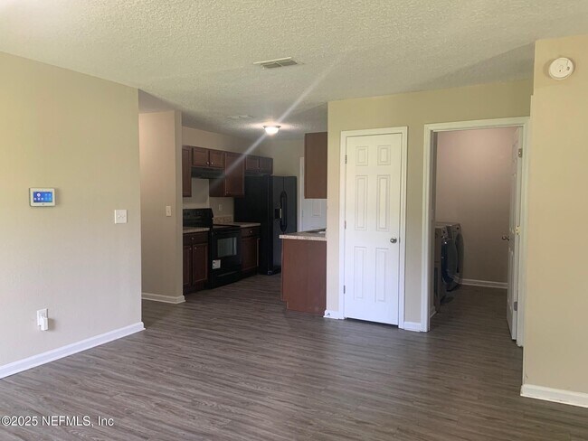 Foto del edificio - 8444 Hewitt St