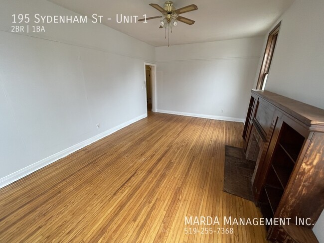 Building Photo - SPACIOUS 2BED/1BATH APRTMENT IN DRESDEN! +...