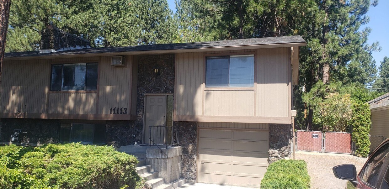 Foto principal - Nicely updated 3+ bedroom, 2 bath duplex