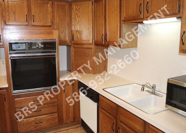 Building Photo - 3 BEDROOM 2.5 BATH CONDO
