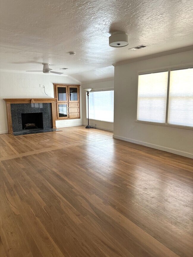 Foto del edificio - 3BD/1BA Home in Lovely Westwood Neighborhood