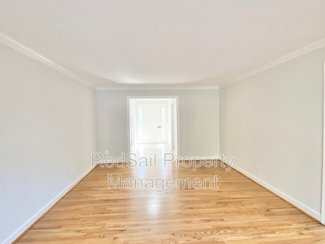 Building Photo - 400 E Tazewells Way